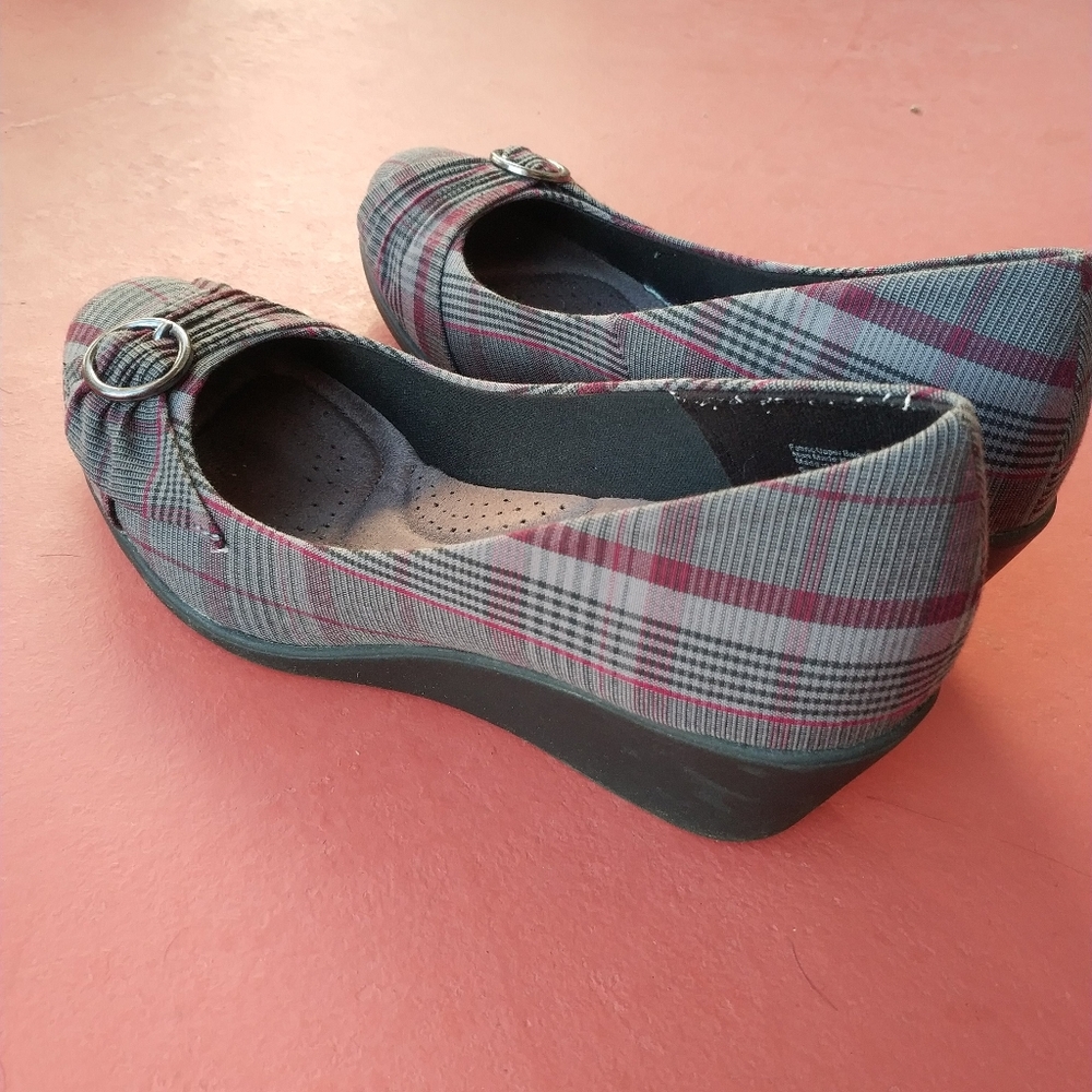 Round toes wedged flats